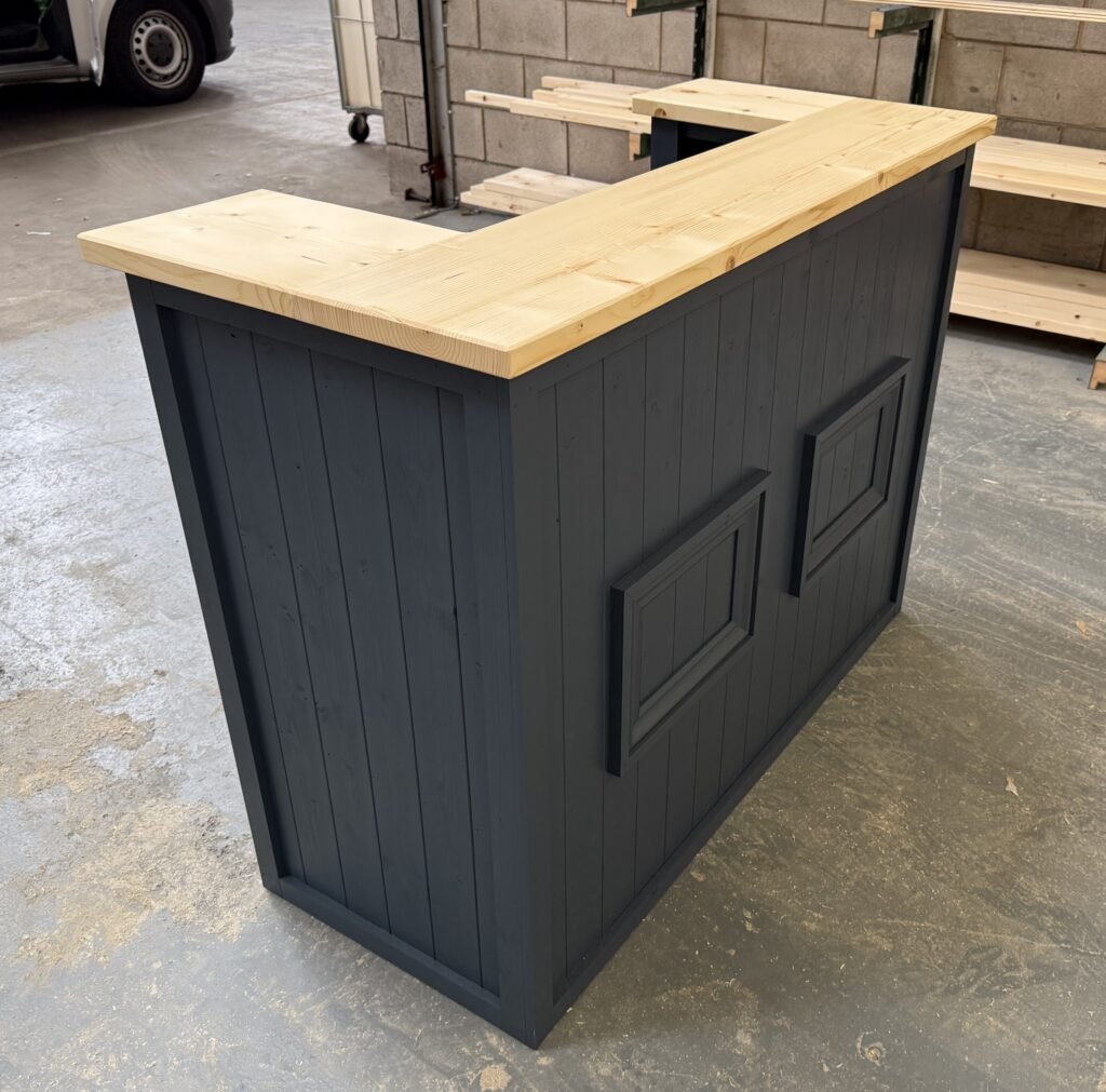 home bar u shape, grey and varnished top